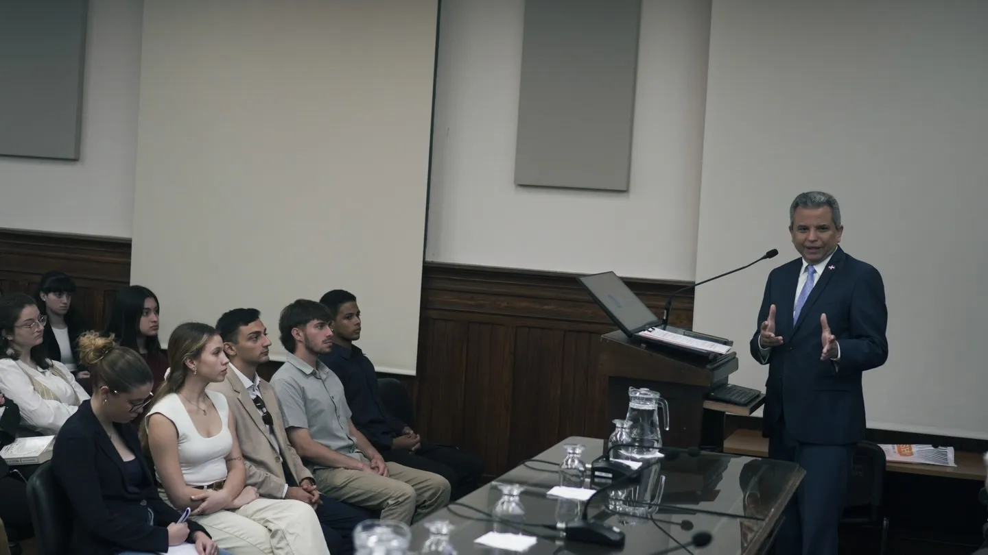 Conversatorio con el Embajador de República Dominicana, Fidel Santana, imagen 2 de 7